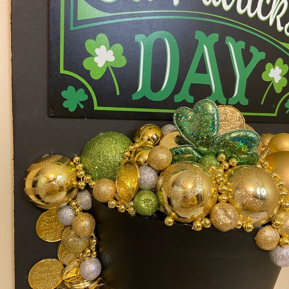 Pot of gold decoration for St. Patrick’s Day. - Picture 4 of 5